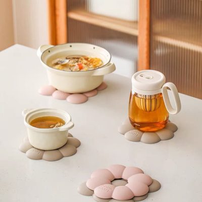 Flower-shaped heat-insulating mat